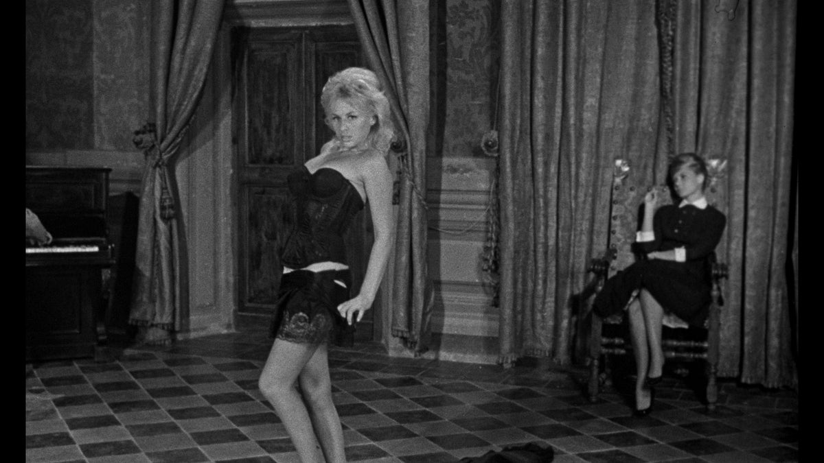 The Playgirls and the Vampire