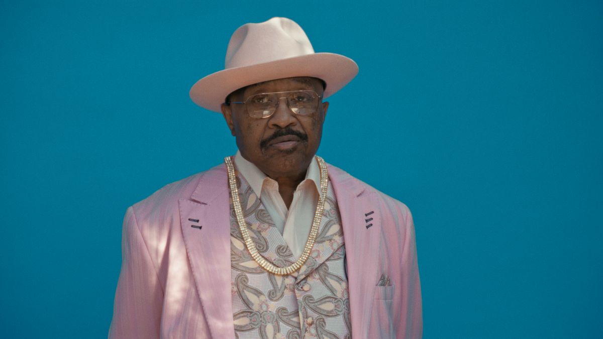 Swamp Dogg Gets His Pool Painted